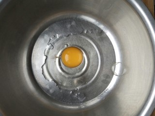 2、没有电子秤也可以做的一口酥,打入一个鸡蛋。