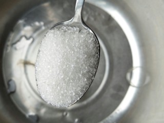 3、没有电子秤也可以做的一口酥,放糖，平时的汤匙8-11勺，爱吃甜的就放11勺，不爱甜的8勺就行了。