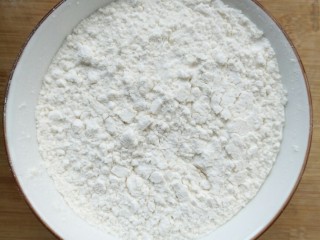 6、没有电子秤也可以做的一口酥,取低粉，平时的碗一碗。