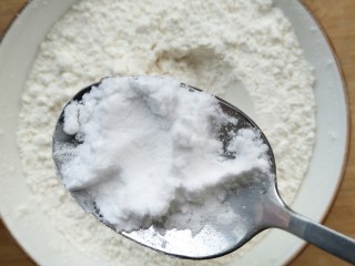 7、没有电子秤也可以做的一口酥,加半勺小苏打，将小苏打和低粉混合。