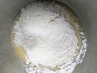 8、没有电子秤也可以做的一口酥,将低粉和小苏打过筛。