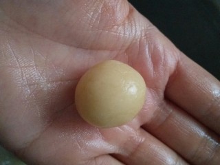 10、没有电子秤也可以做的一口酥,取适量面团，和平时的圆子大小就行了，大小是小时候玩的弹珠的1.5倍左右。