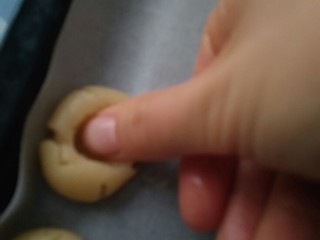 12、没有电子秤也可以做的一口酥,用拇指按压。