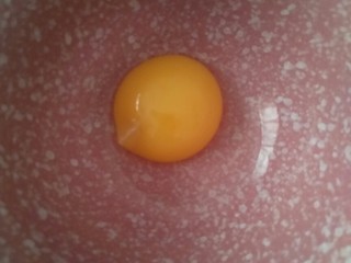 14、没有电子秤也可以做的一口酥,打入蛋黄搅拌。