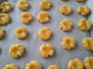 16、没有电子秤也可以做的一口酥,依次刷好。