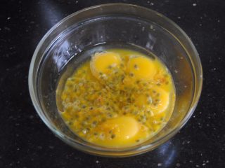 2、百香果蛋糕卷,百香果取出果肉果汁和玉米油一起放入蛋黄内