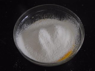 4、百香果蛋糕卷,筛入低筋粉