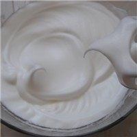 7、百香果蛋糕卷,打发至出现大弯钩即可