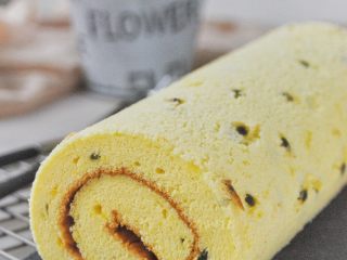 16、百香果蛋糕卷,黑巧克力和淡奶油隔水融化后，放冷至手温，即可淋抹在蛋糕卷上，冷藏半小时即可食用