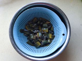 4、姜葱爆水参泥鳅,再剪成一样的长度，放在沥水篮里沥干水分