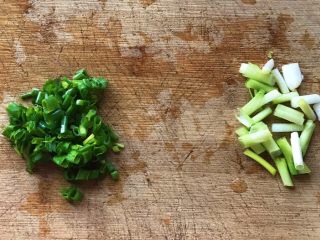 5、姜葱爆水参泥鳅,把小葱分别切成葱花和葱白段