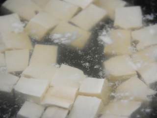 1、养生菜谱，红烧豆腐做法，汤汁浓郁好下饭,豆腐切小块，锅中水烧开加盐，放入豆腐煮熟捞出，过凉备用。