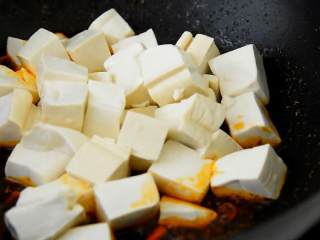 3、养生菜谱，红烧豆腐做法，汤汁浓郁好下饭,加入生抽、胡椒粉，放入豆腐轻推均匀上色。