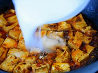 5、养生菜谱，红烧豆腐做法，汤汁浓郁好下饭,开盖加盐、鸡精、水淀粉，混合均匀。