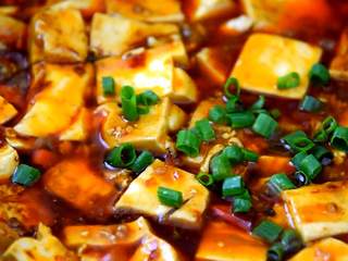 6、养生菜谱，红烧豆腐做法，汤汁浓郁好下饭,关火淋入香油，撒上葱花，即可出锅。