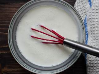 2、热带风椰子朗姆布丁,准备一个小碗，混合牛奶 ，玉米淀粉 。