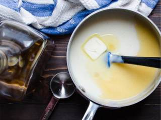 3、热带风椰子朗姆布丁,准备一个中号奶锅，混合牛奶 ，糖 ，椰浆 ，盐 ，中火加热至微微煮开，不断搅拌至糖溶解，且牛奶开始冒出蒸汽——不要煮沸。