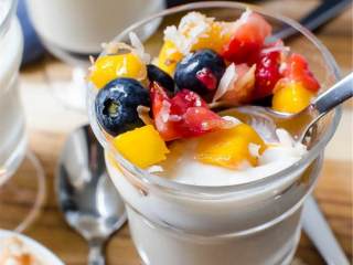 8、热带风椰子朗姆布丁,装盘。舀一勺腌水果到布丁上，撒上一汤匙的椰子片，就可以享用啦。