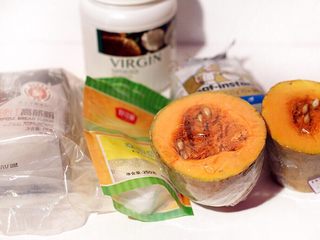 1、木糖醇椰子油南瓜面包,准备各种食材