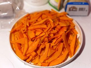 2、木糖醇椰子油南瓜面包,南瓜切丝大火蒸至烂熟