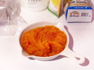 3、木糖醇椰子油南瓜面包,用勺子压成泥放凉备用