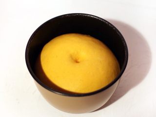 8、木糖醇椰子油南瓜面包,面团中间撮孔不回缩。