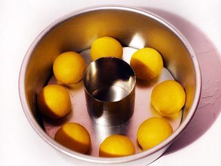 12、木糖醇椰子油南瓜面包,将8个40克面团排气滚圆依次放入八寸圆形蛋糕模具中，中间放置一圆柱模，温度36度湿度70%二次发酵一小时。