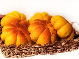 13、木糖醇椰子油南瓜面包,烤箱预热180度，蒸汽烘烤18分钟出炉，我用的是海尔T3嫩烤箱，烤色均匀。