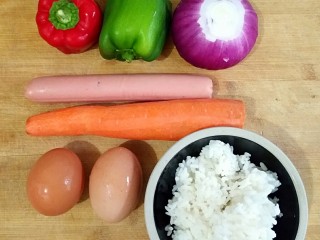 1、波点蛋包饭,准备食材。