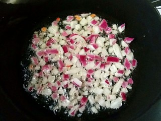 3、波点蛋包饭,锅中放适量橄榄油烧至7成热，倒入洋葱碎翻炒出香味。