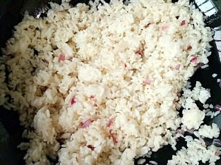 4、波点蛋包饭,放入米饭炒散。