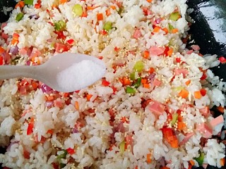 6、波点蛋包饭,放少许盐，鸡精调味翻炒均匀即可关火。