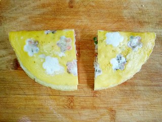 11、波点蛋包饭,在蛋皮上铺上炒好的米饭，用剩下的蛋清涂抹在蛋饼边缘，将蛋饼对折封口，开小火慢烘一下，至蛋清凝固后切开即可。