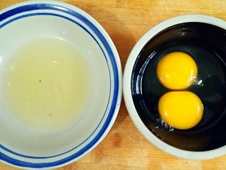 7、波点蛋包饭,两个鸡蛋：分离出一个鸡蛋的蛋清，蛋黄与另一全蛋一起打散。