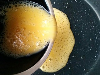 8、波点蛋包饭,平底锅刷一层薄油、开小火预热，有蛋黄的蛋液倒入平底锅煎成蛋饼、蛋饼表面凝固即关火。