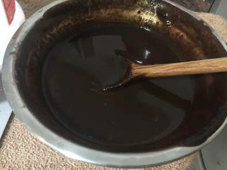 3、家庭版龟苓膏,龟苓膏粉加入少许水搅拌至无颗粒