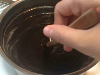 4、家庭版龟苓膏,然后倒入大锅里，加入剩下的水，这里建议用深一点的锅，因为当水一煮沸的时候，就会很快溢出来，有点措手不及的，我就是洗炉台洗到怀疑人生啊，当中小火慢慢搅，就会发现阻力越来越大，证明粉水快熟了，这个时候要留意不要一下子溢出来哦！