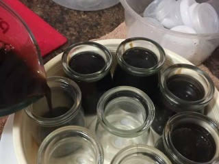 5、家庭版龟苓膏,煮沸后用家里洗干净的瓶瓶罐罐装好，然后放凉入冰箱冷藏，随吃随食哦
