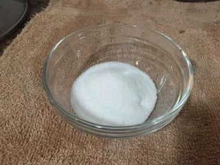 7、家庭版龟苓膏,喜欢什么糖都可以，蜜糖，麦芽糖，但家里没有的话也不要紧，这里可以做个简单的糖浆，在碗里放入适量的白砂糖