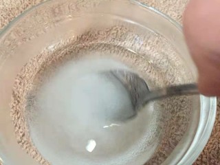 8、家庭版龟苓膏,倒入开水，要少一点，不要太稀，慢慢搅至糖融化就可以了