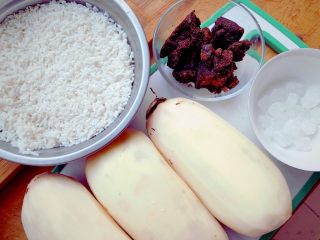 1、糯米糖藕,糯米提前浸泡4小时，莲藕洗净，去皮。