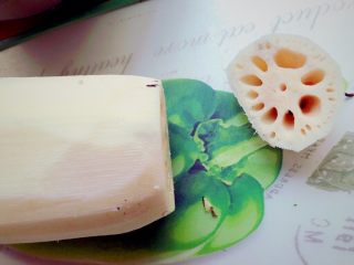 2、糯米糖藕,切去一端的顶部，大概1cm左右，作为盖子。