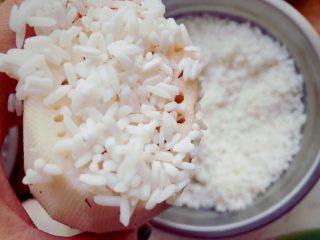 3、糯米糖藕,从切口处，莲藕的孔中塞入糯米。