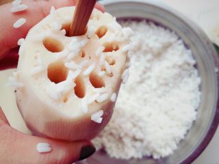 4、糯米糖藕,每塞一把，都要用筷子都要用筷子捅进去，压实。