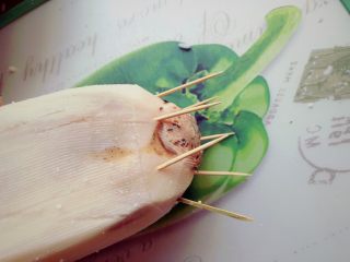 6、糯米糖藕,用切下来的那一块，盖上去，用牙签固定。