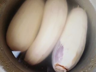 7、糯米糖藕,锅里加水，没过莲藕1cm即可。