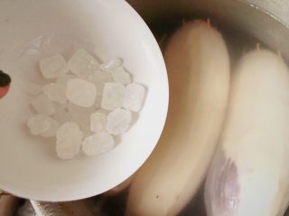 8、糯米糖藕,加入冰糖。加冰糖是为了颜色更亮泽。