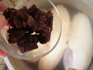 9、糯米糖藕,加入红糖。这是这道菜的颜值担当。