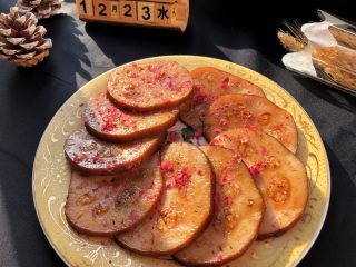 12、糯米糖藕,凉了以后切片，装盘，淋一勺汤汁。可以点缀一些糖桂花，我家里没有了，用干玫瑰花瓣，味道也不错。