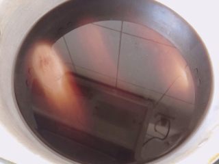 10、糯米糖藕,煮开后，转小火煮1个小时。然后放置过夜。